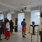 Goście zwiedzają wystawę rzeźb i instalacji artystów związanych z Suwalszczyzną i pograniczem polsko-litewskim