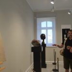Goście zwiedzają wystawę rzeźby w Starej Łaźni