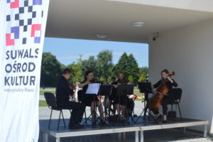 Suwalska Orkiestra Kameralna gra pod budynkiem Starej Łaźni 17 lipca 2020 r.