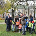 Prezydent Suwałk Czesław Renkiewicz, Wojciech Kamiński z WPN i suwalskie przedszkolaki sadzą drzewa w parku Konstytucji 3 Maja
