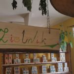 Przyprawy ziołowe na półkach