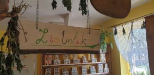 Przyprawy ziołowe na półkach