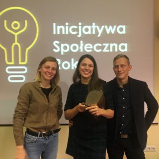 Agnieszka Dragon, Monika Hołubowicz i Konrad Bydelski ze Stowarzyszenia Aktywności Społeczno-Artystycznej "Nie Po Drodze"