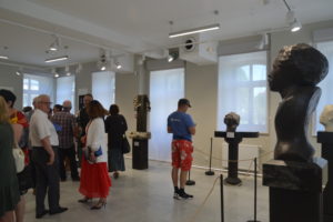 Goście zwiedzają wystawę rzeźb i instalacji artystów związanych z Suwalszczyzną i pograniczem polsko-litewskim