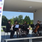 Suwalska Orkiestra Kameralna gra pod budynkiem Starej Łaźni 17 lipca 2020 r.